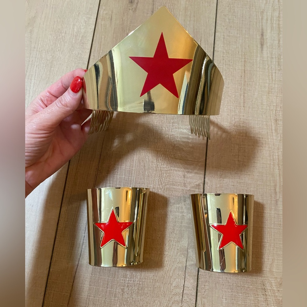 DC Comics Gold and Red Wonder Woman Accessories - Picture 9 of 9